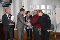 Edelleen kätellään