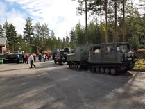 Paljon kalustoa pihalla