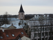 Näkymä ruutikellarin katolta. Taustalla Johanneksen kirkon torni