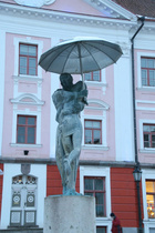 Suihkulähteen veistos Raatihuoneen edustalla