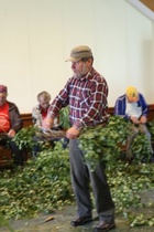 Opettaja näyttä kuinka vihta sidotaan