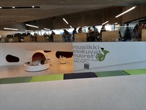 näkymä käytävään päin ja kahvio,