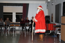 Joulupukki tuli viimein (orkesterin poikia hieman jännitää taka-alalla , ollaan niinkuin ei oltaiskaan)