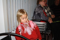 Pieni laulajan unihetki sillä aikaa kun äiti esiintyy