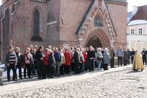 Ryhmä Johanneksen kirkon edustalla