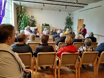 pienempi sali, jossa opas kertoi kirkosta,