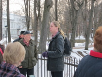 Tarton oppaamme kertomassa alueen historiasta