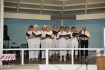 Lauluryhmä Hyväntuuliset esiintymässä
kuva: Armi Hänninen