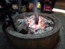 Nuotioon tuijottelua!