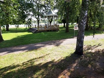 Puistikkoa lahden rannalla