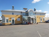 Ravintola lahden rannassa